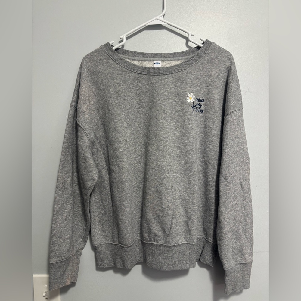 Old Navy Crew Neck Sweatshirt Size L ~ GRAY “ Make My Daisy”
